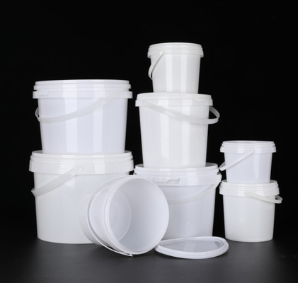 Weißes Plastikbecken mit Deckel für Lebensmittel 1L-5L Kapazität BPA-freies Recycelbares Greifer Temperaturbereich -40°F bis 180°F