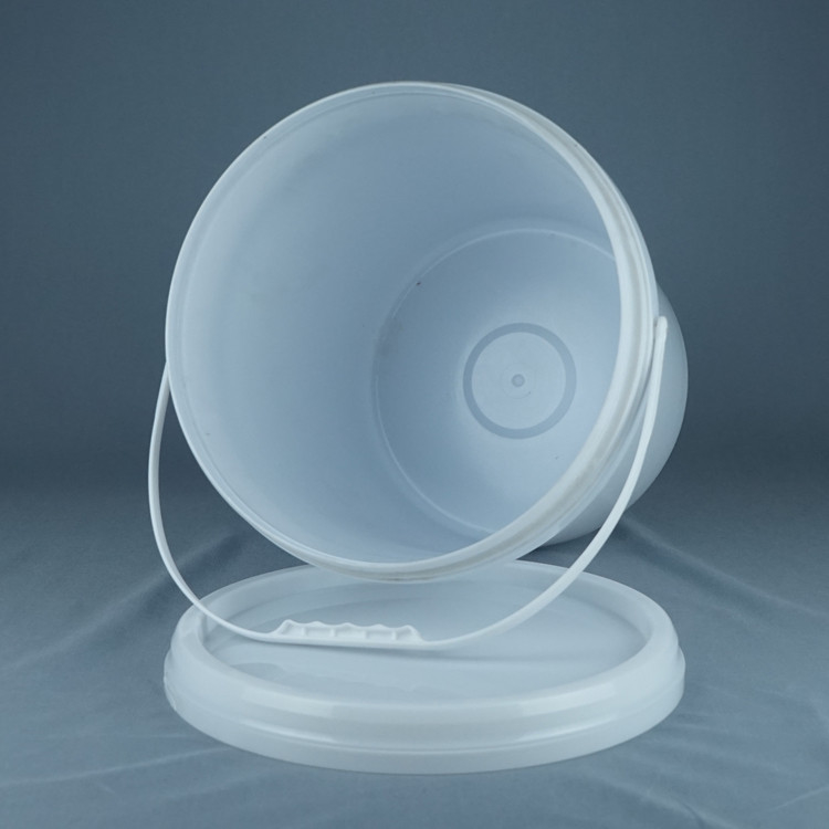 Stackbarer Plastikbehälter für Lebensmittel mit Deckel und Handgriff
