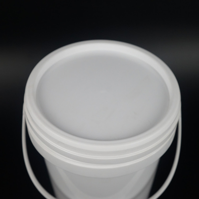 Runde geformter Plastikeimer mit glattem Oberflächen-und Dichtungs-Deckel