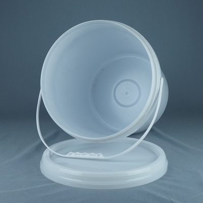 Stackbarer Plastikbehälter für Lebensmittel mit Deckel und Handgriff