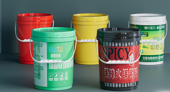 Ein Handgriff mit 5 Liter Plastikbehältern für UV-resistente Lagerlösung