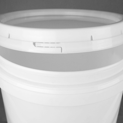 Die weißen wiederverwendbaren 5 Gallonen-Plastikeimer leeren die 5 Gallonen-Eimer mit Deckeln